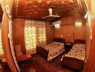 ** Botel Peace Of Mind Group Of Houseboat Hotel Srinagar  India